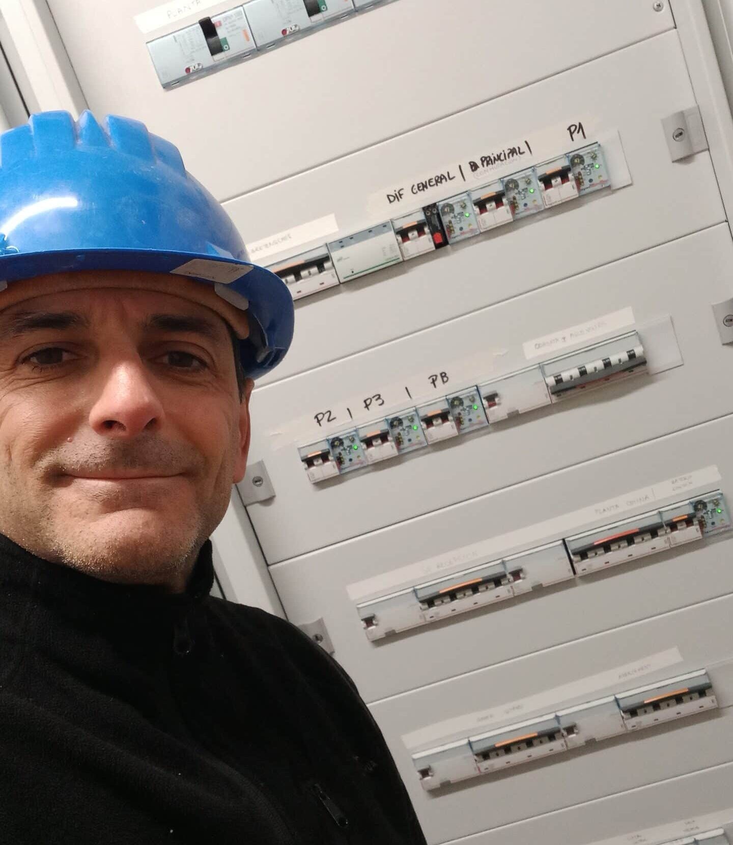 Especialista evaluando necesidades eléctricas